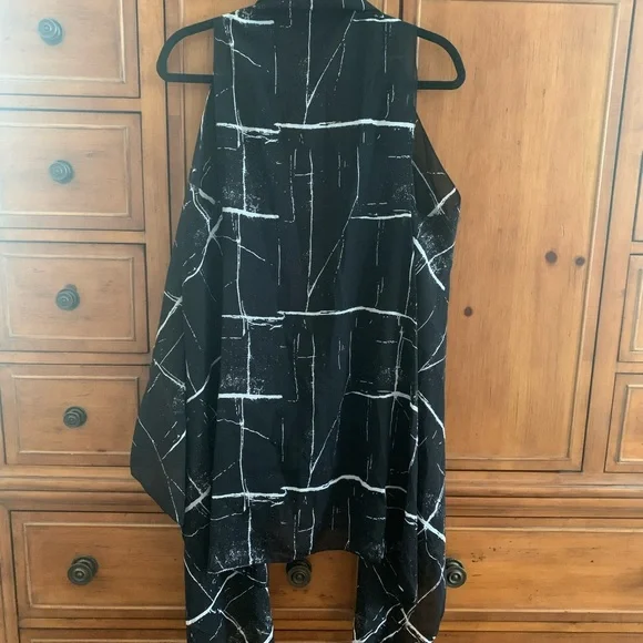 Chic waterfall black and white vest, one size - Picture 2 of 4
